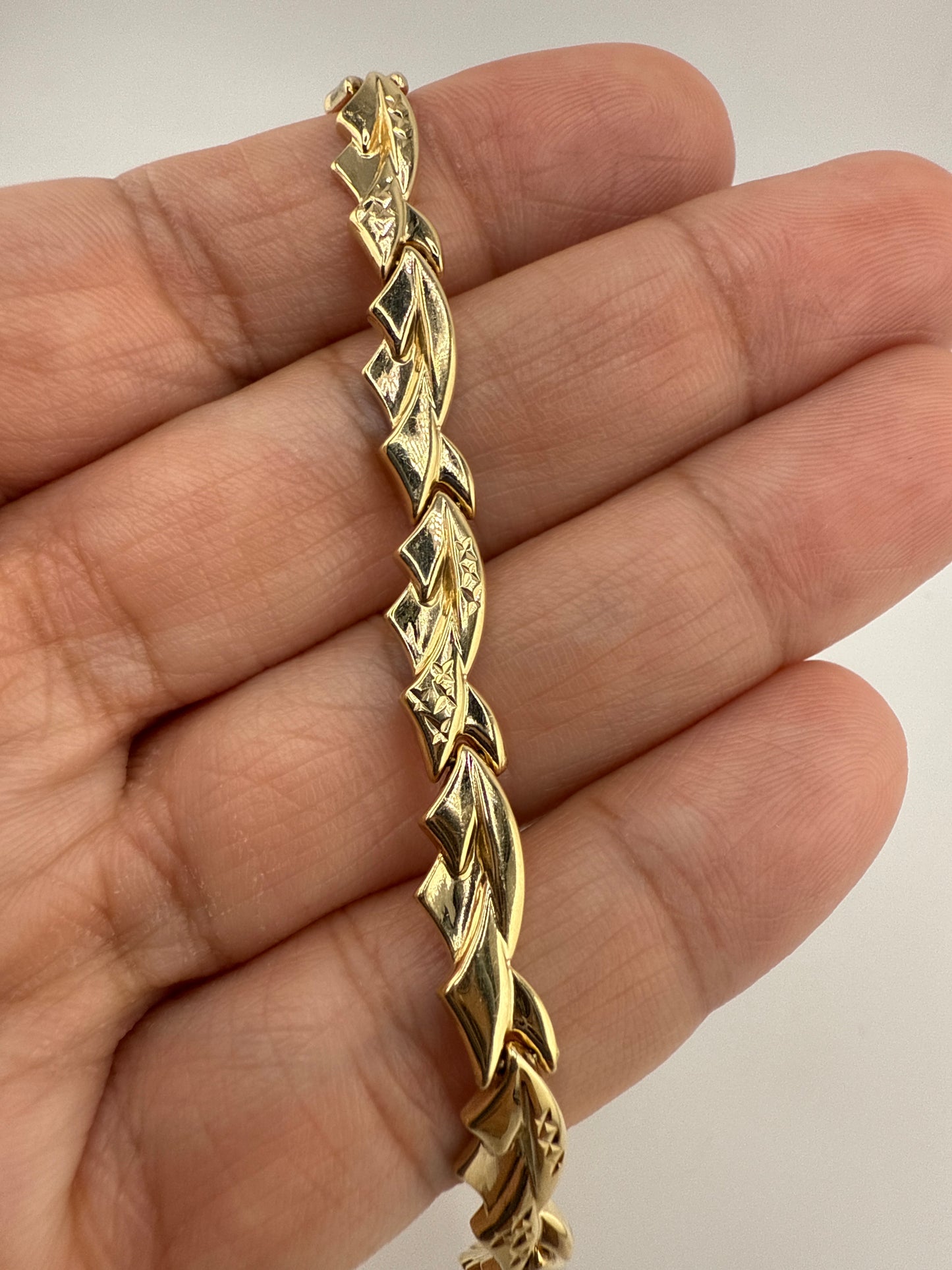14k yellow gold bracelet | wave effect | 7 inches