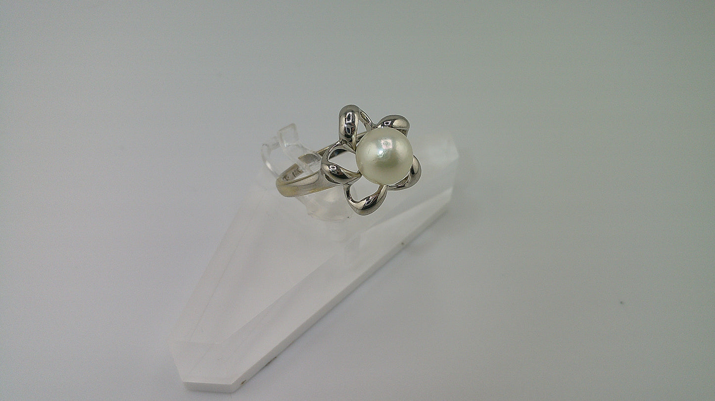 14k white gold | pearl | flower design | size 6