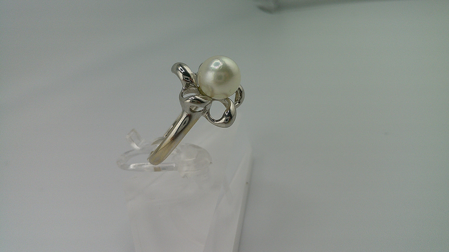 14k white gold | pearl | flower design | size 6
