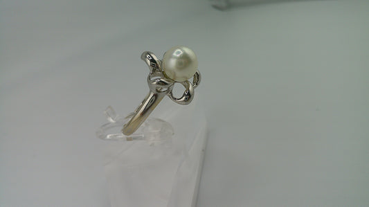 14k white gold | pearl | flower design | size 6