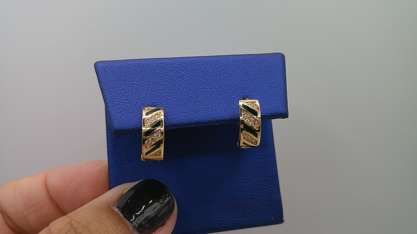 14k gold huggie earrings | two-toned striped design | open backing