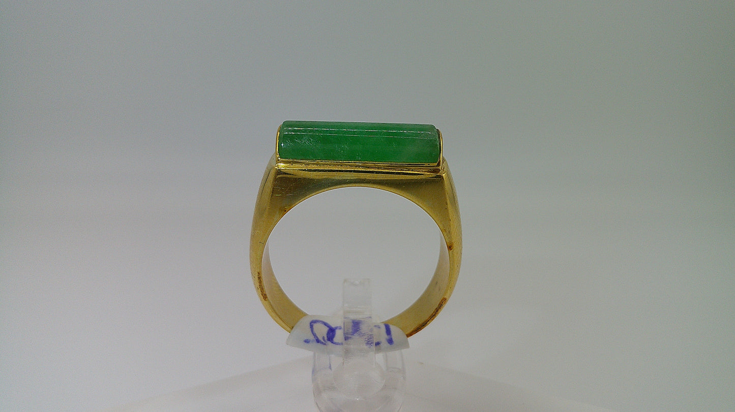 18k gold ring with single jade stone | size 8.5