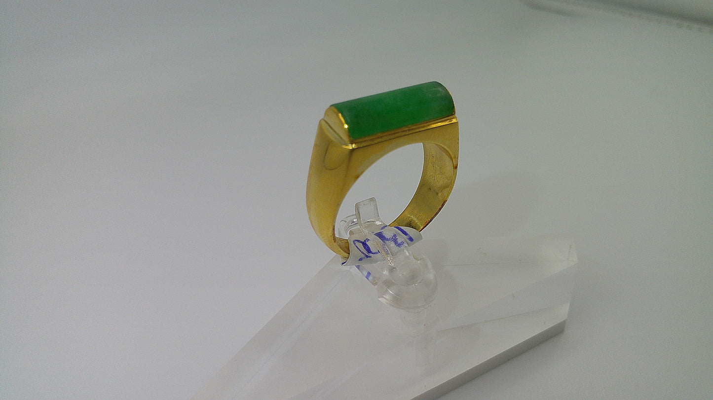 18k gold ring with single jade stone | size 8.5