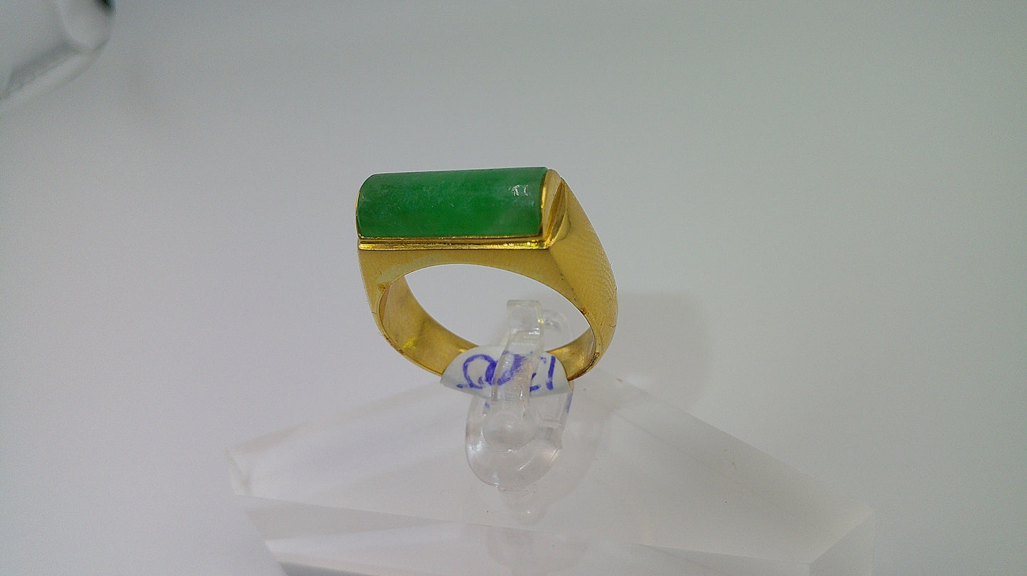 18k gold ring with single jade stone | size 8.5