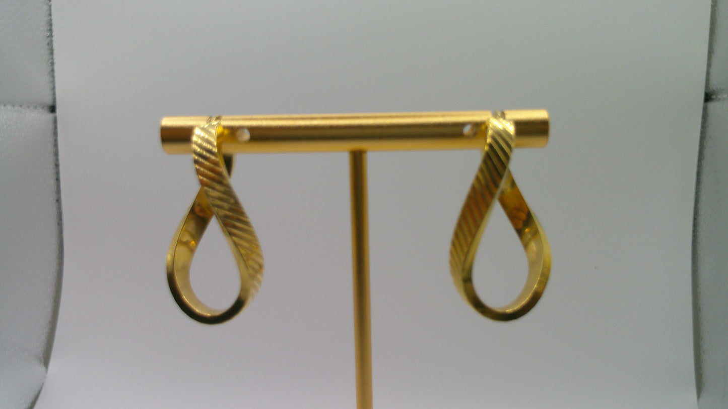 14k yellow gold | twist oval hoop