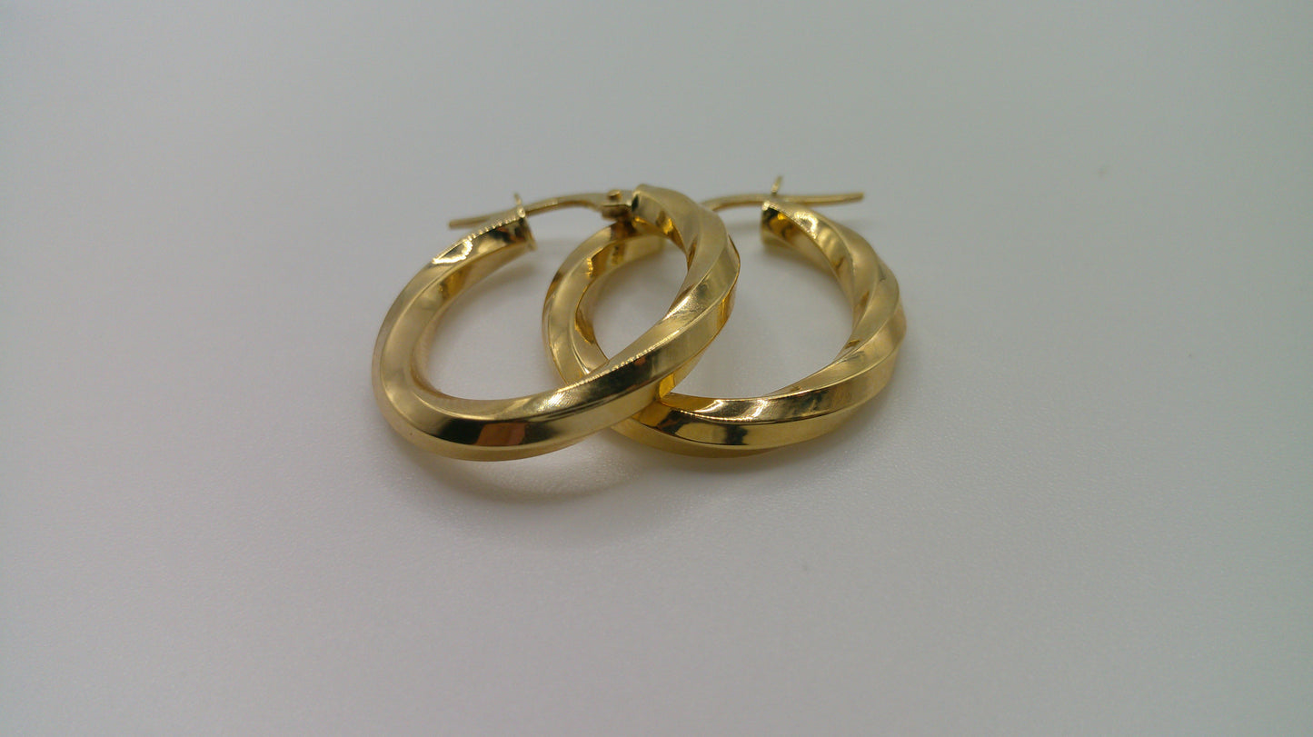 14k yellow gold | oval shiny twist hoop