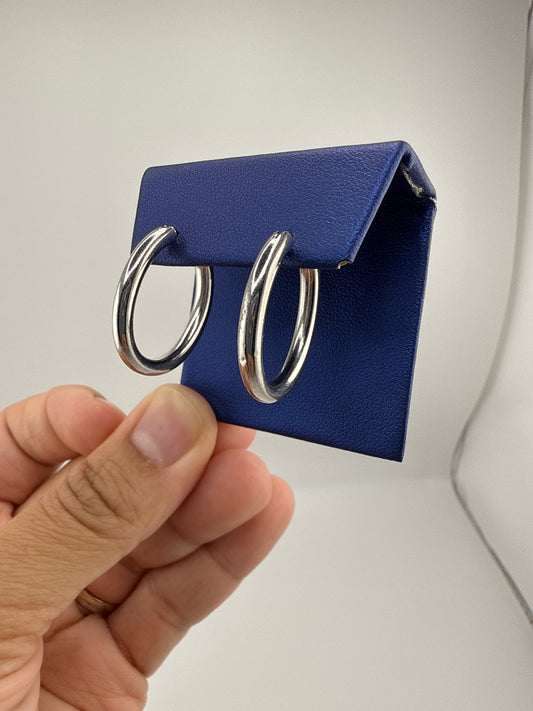 14k white gold huggie earrings | simple, lightweight design