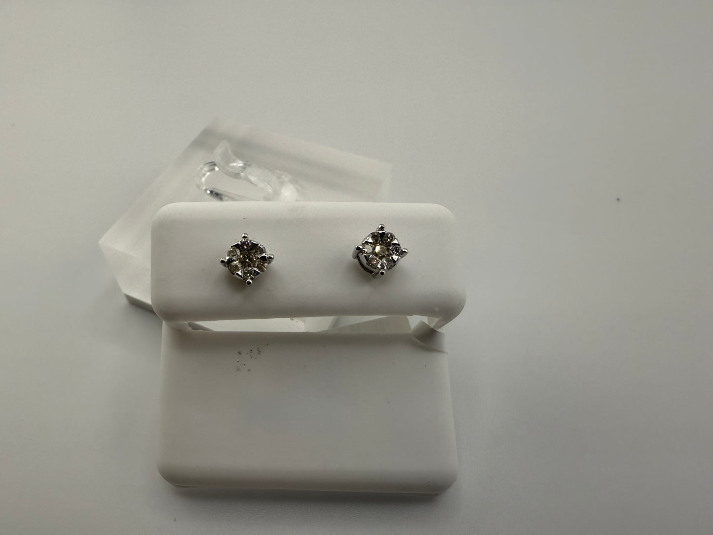 14k gold diamond earring | 0.31 ct diamonds | screwback