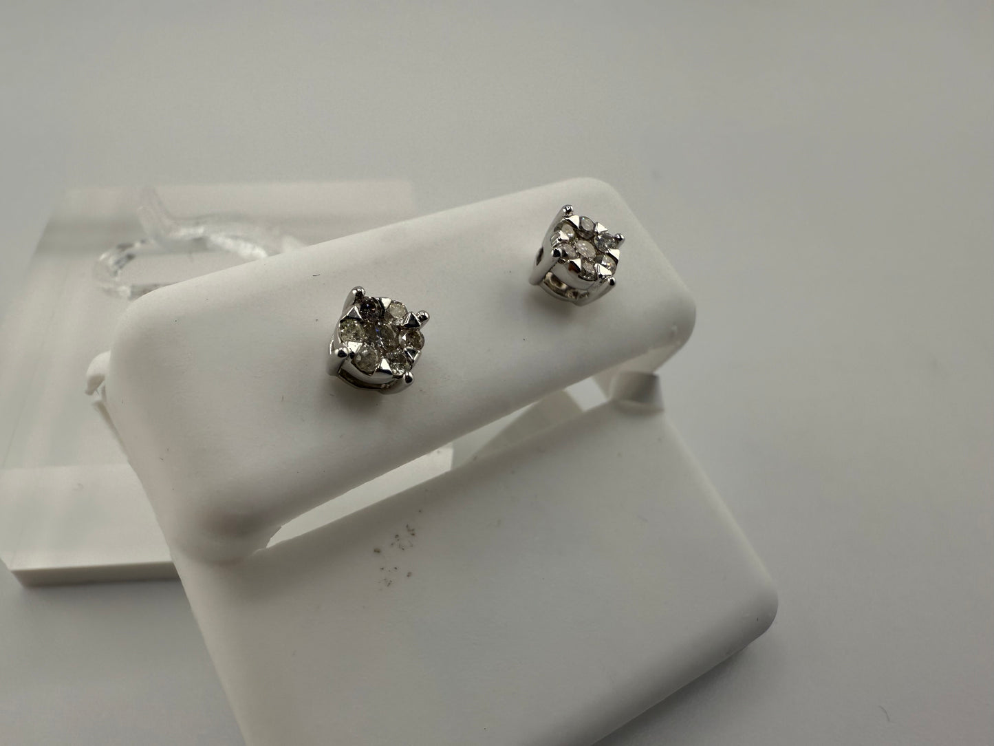 14k gold diamond earring | 0.31 ct diamonds | screwback