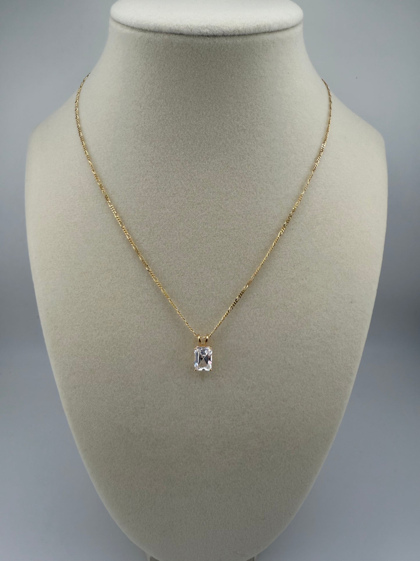 14k yellow gold link chain with zirconia stone pendant