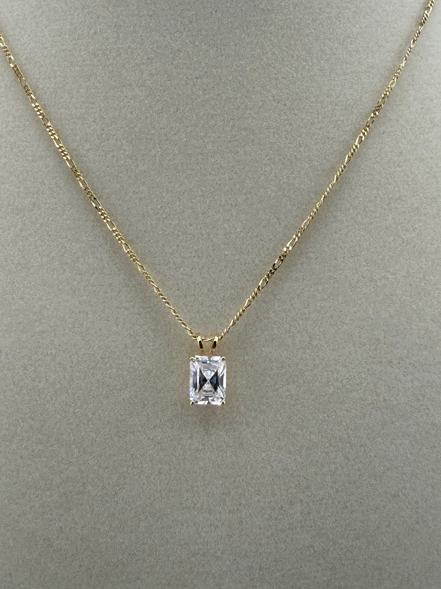14k yellow gold link chain with zirconia stone pendant