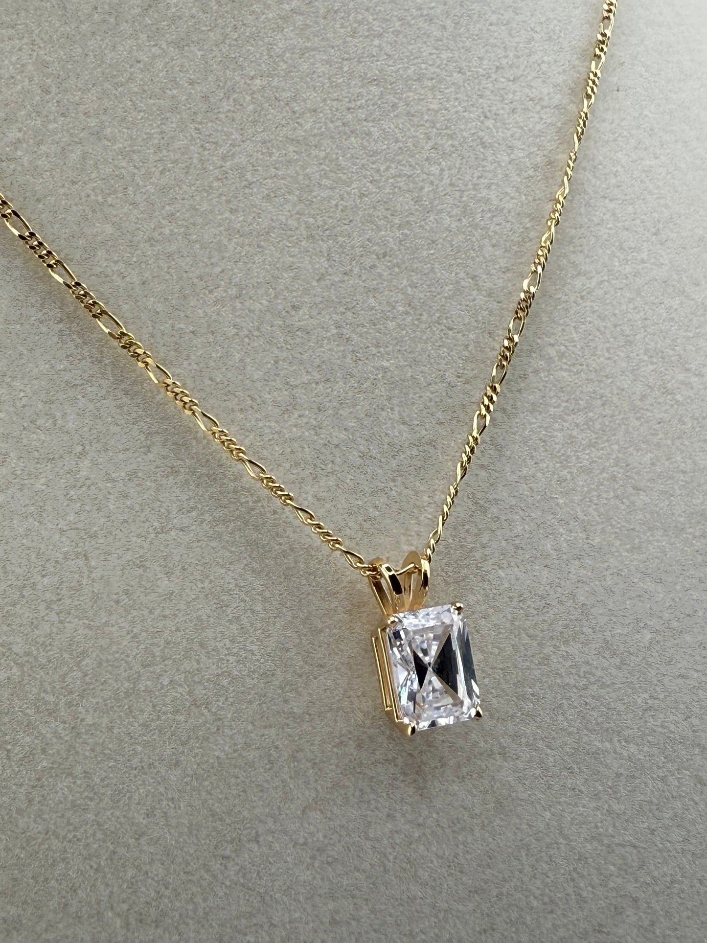 14k yellow gold link chain with zirconia stone pendant