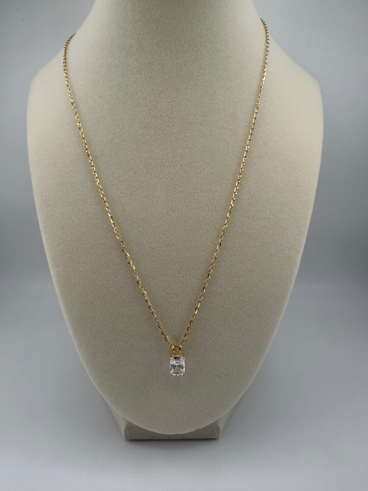 14k yellow gold link chain with zirconia stone pendant