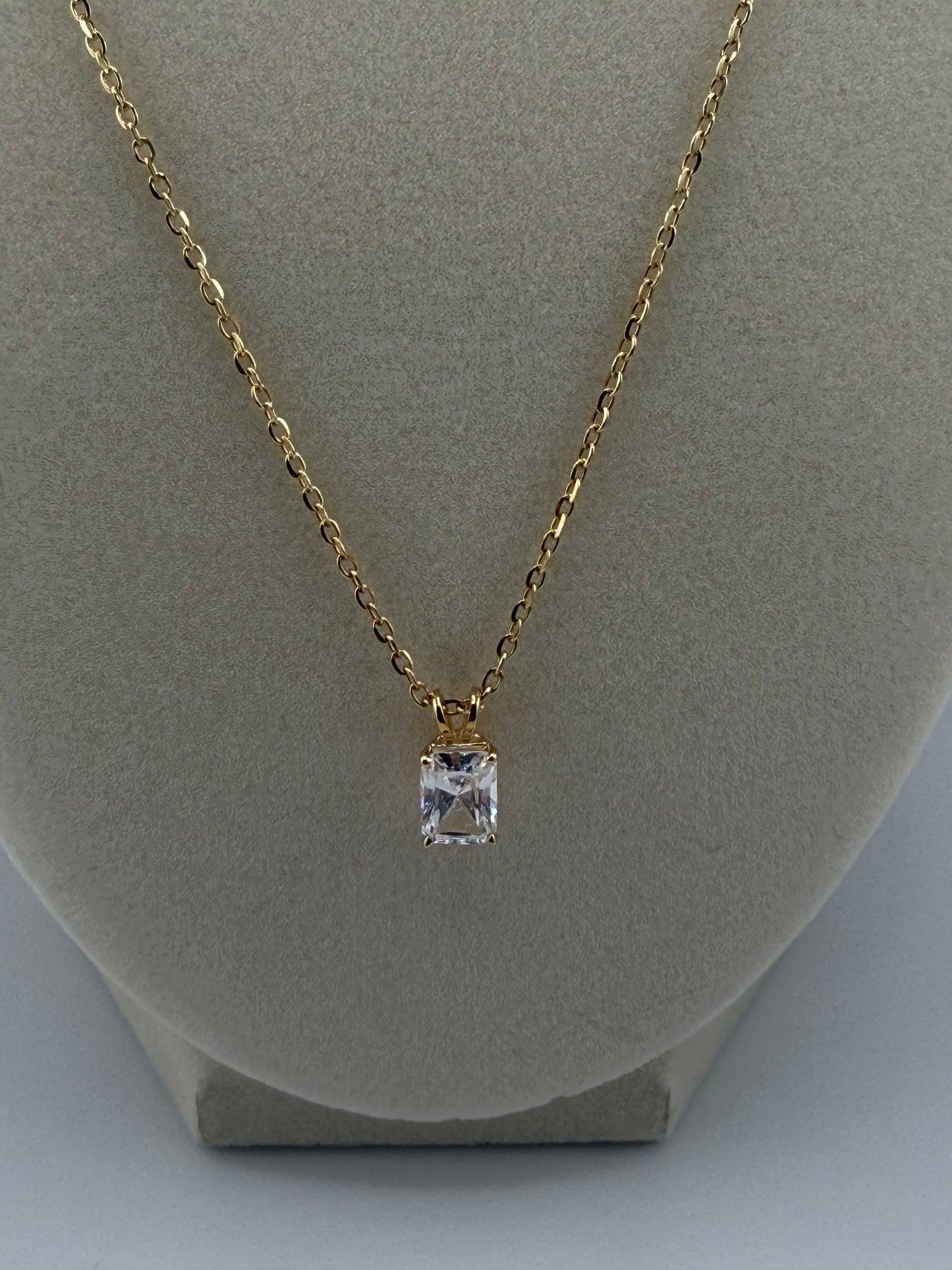 14k yellow gold link chain with zirconia stone pendant