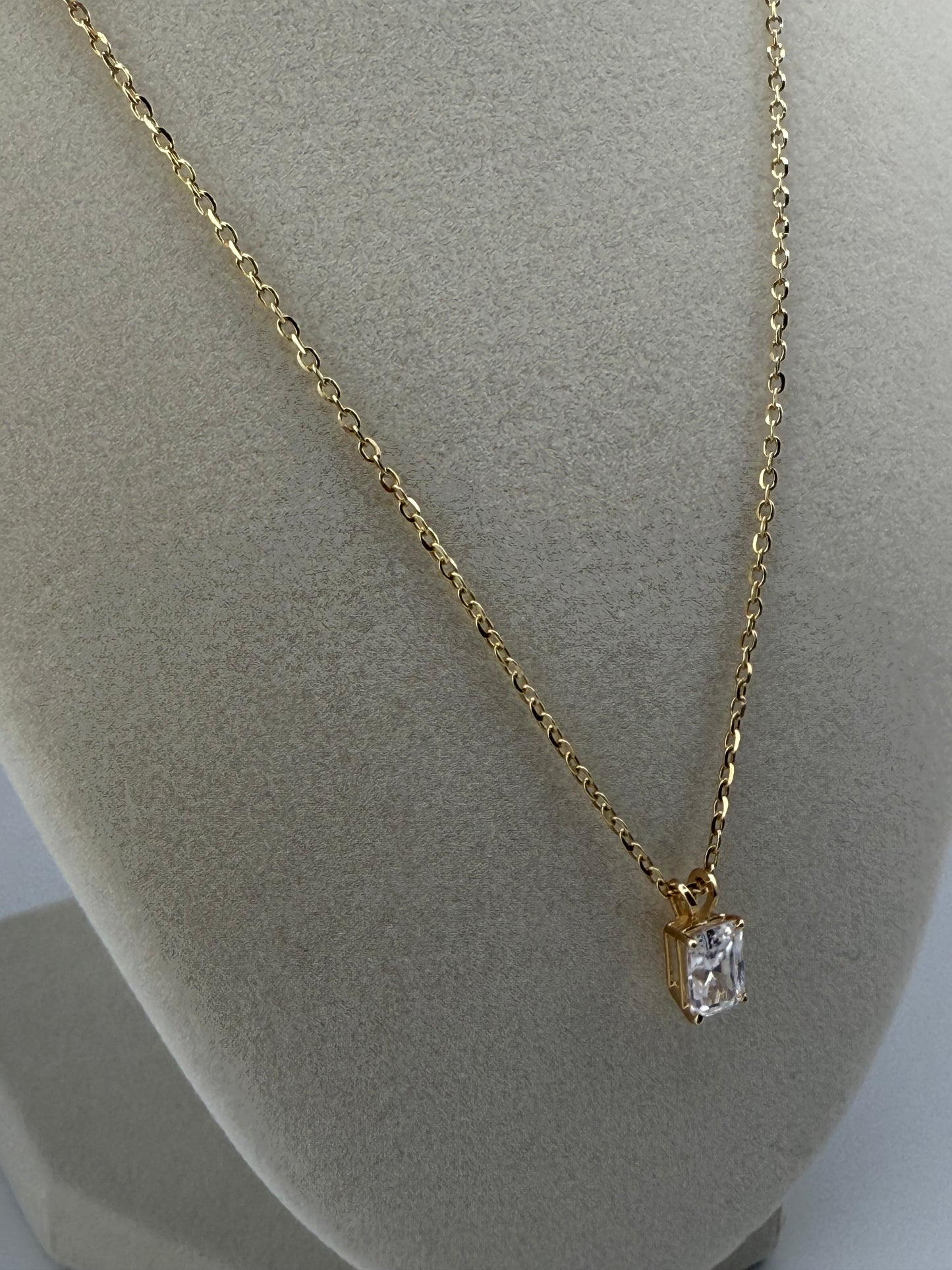14k yellow gold link chain with zirconia stone pendant
