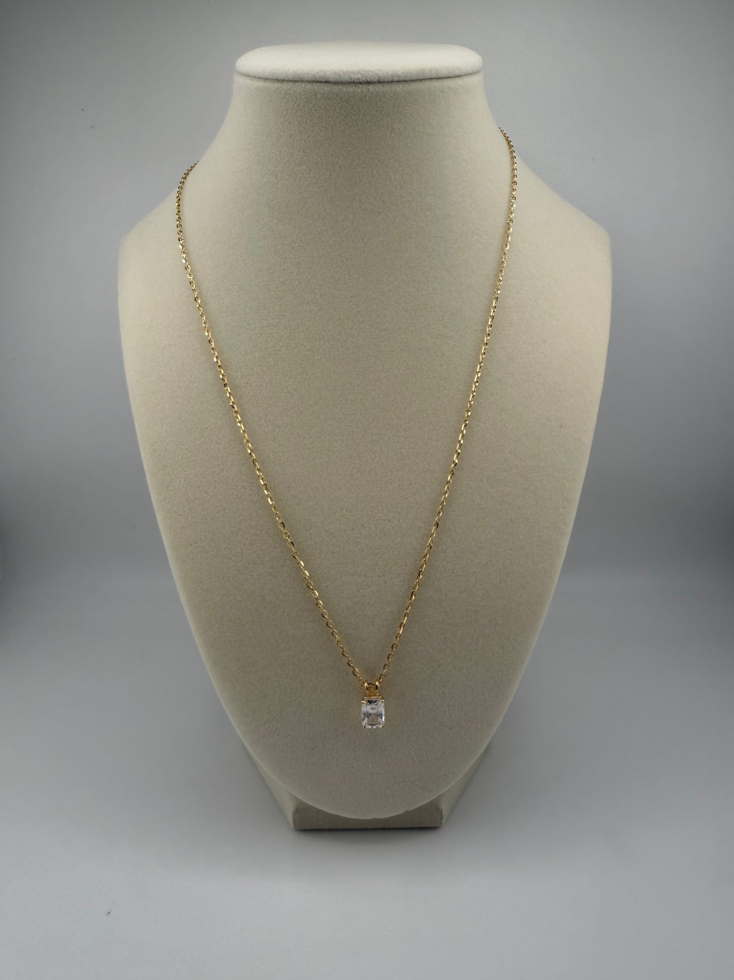 14k yellow gold link chain with zirconia stone pendant