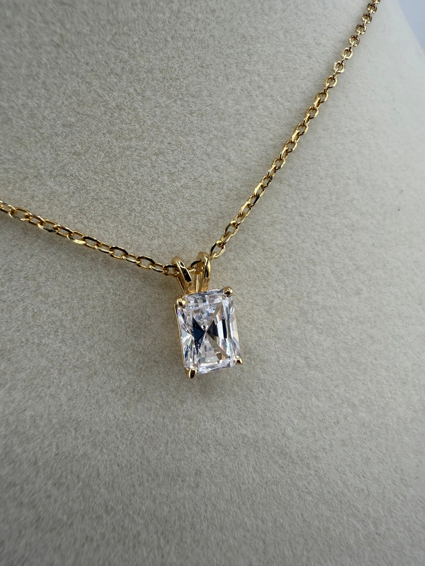 14k yellow gold link chain with zirconia stone pendant