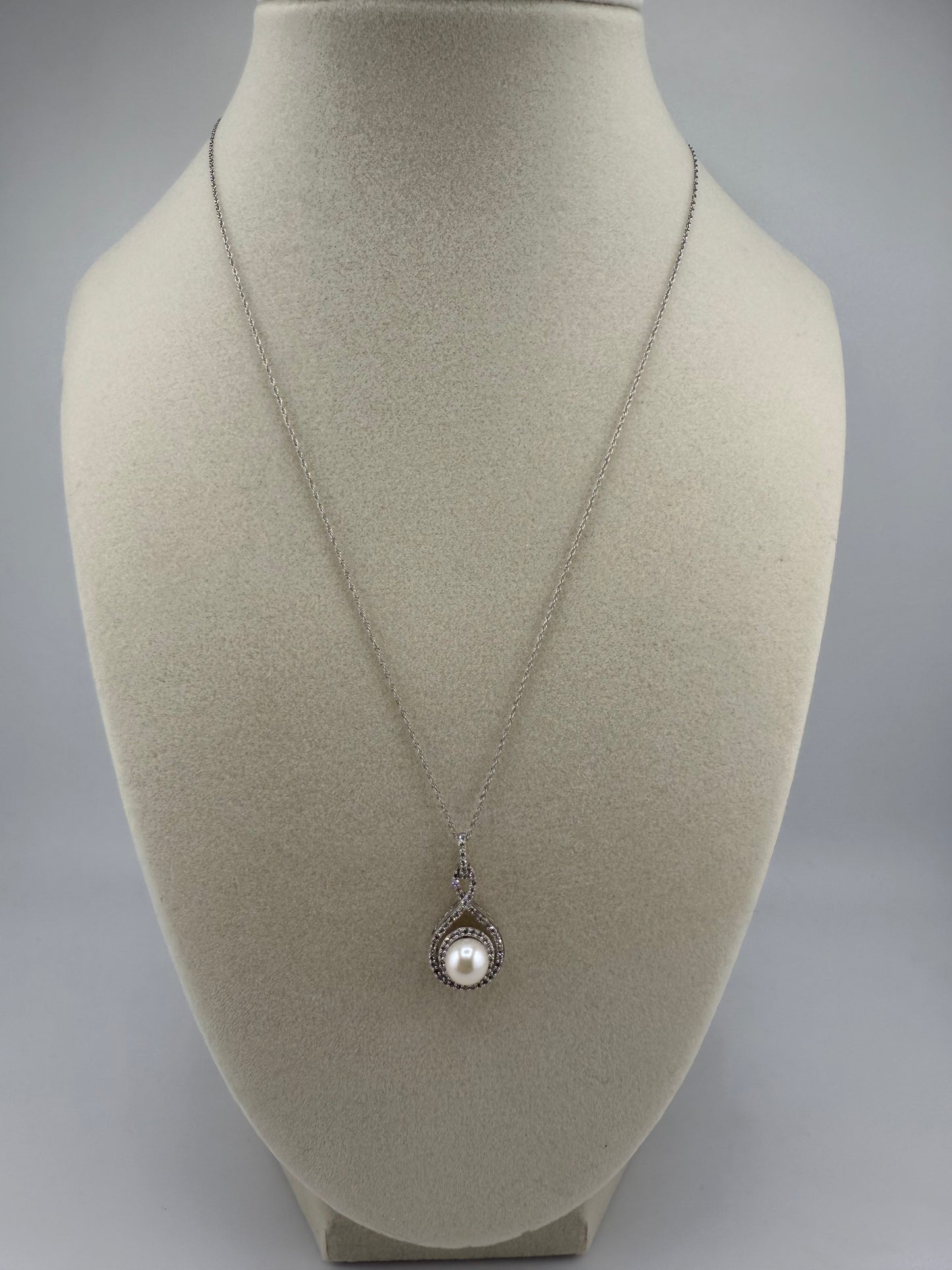 14k white gold chain and crystal pendant