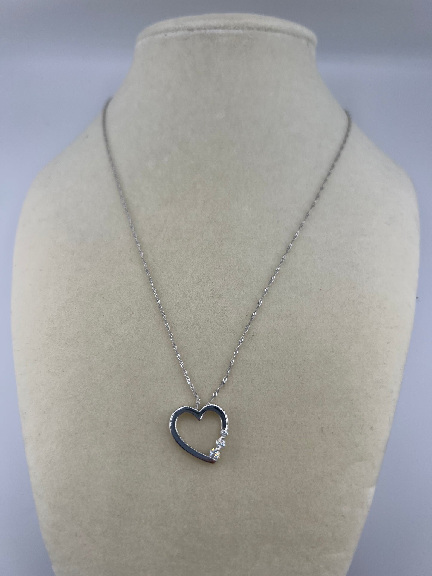 14k white gold heart diamond pendant | 0.16 ct diamond