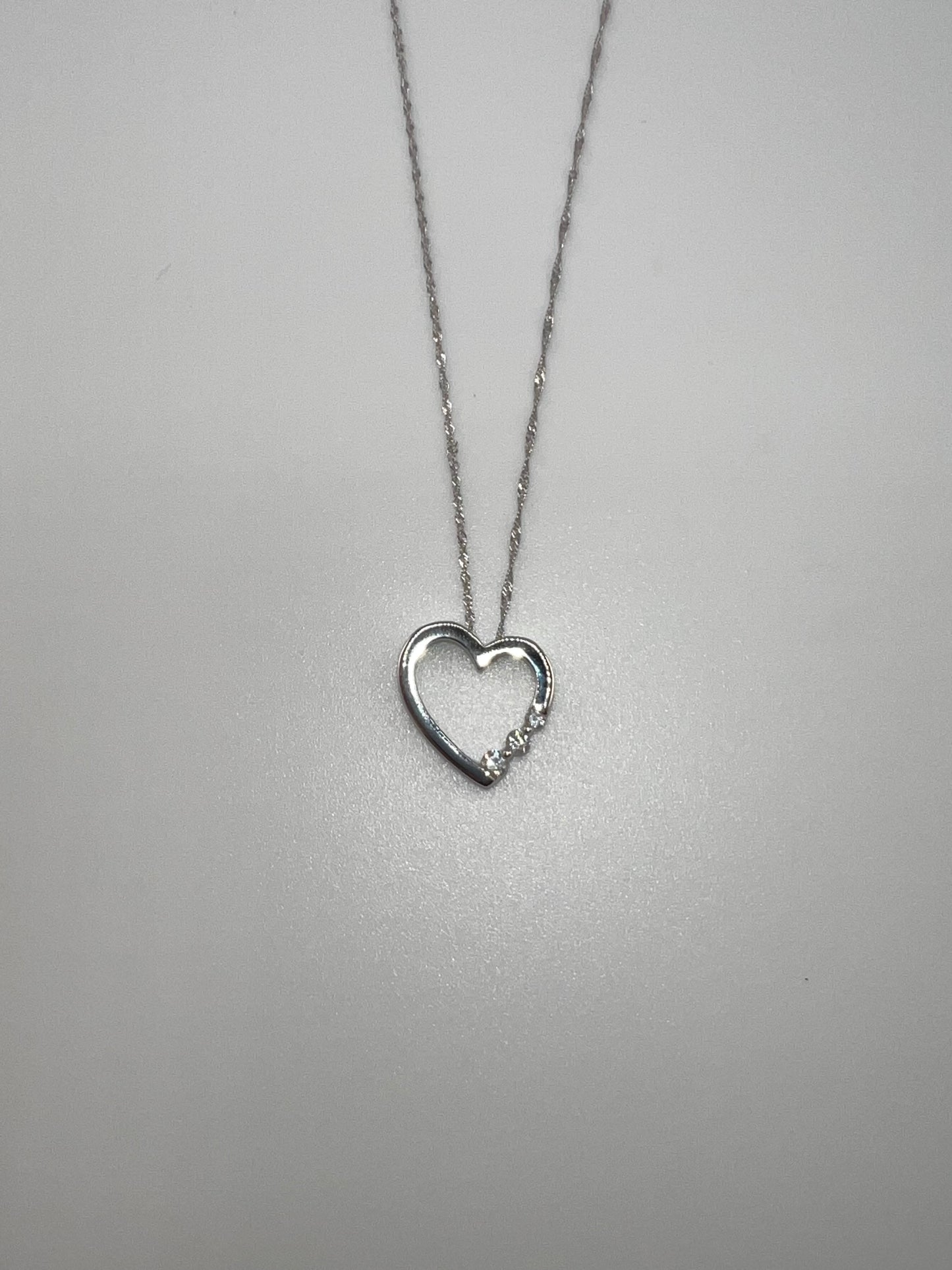 14k white gold heart diamond pendant | 0.16 ct diamond
