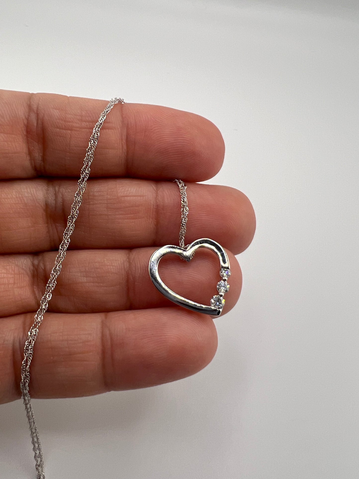 14k white gold heart diamond pendant | 0.16 ct diamond