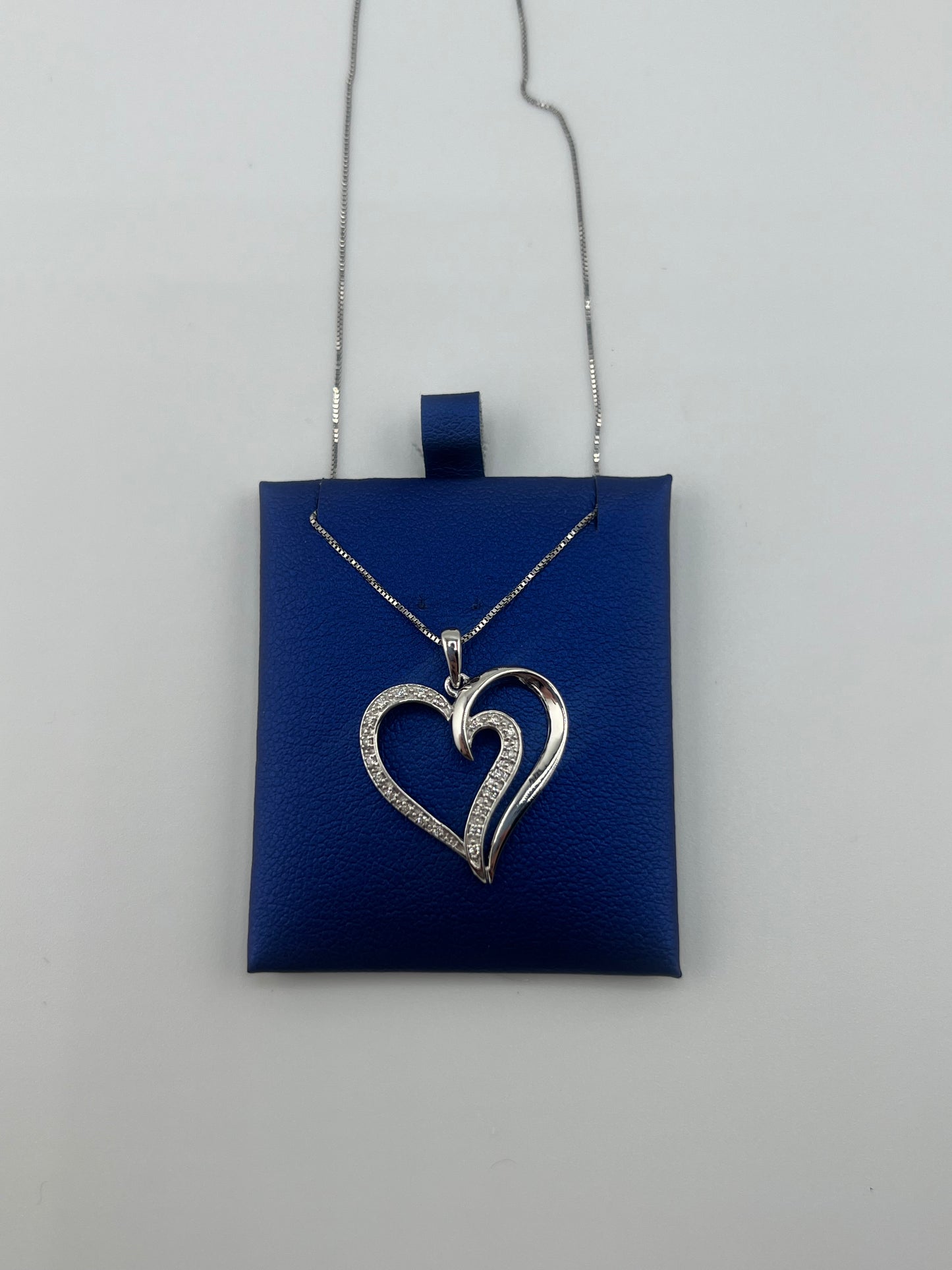 14k white gold heart diamond pendant | 0.10 ct diamond