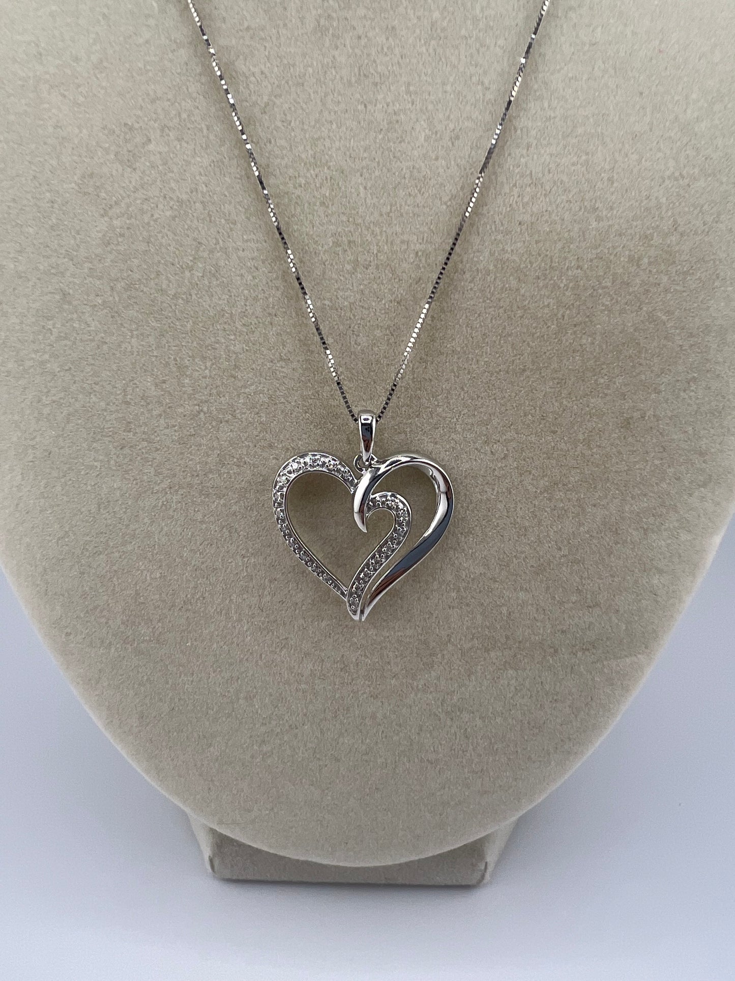 14k white gold heart diamond pendant | 0.10 ct diamond