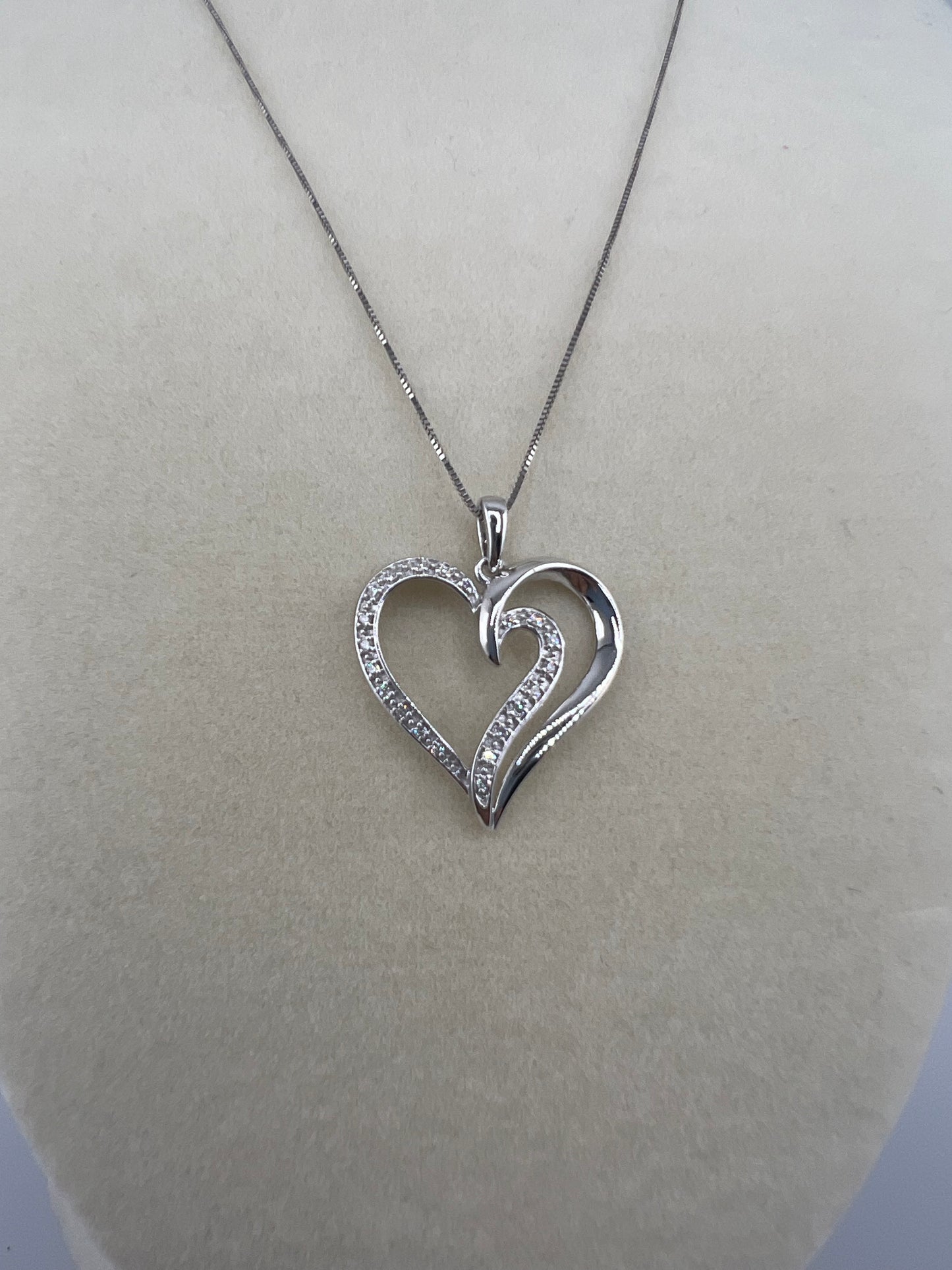 14k white gold heart diamond pendant | 0.10 ct diamond