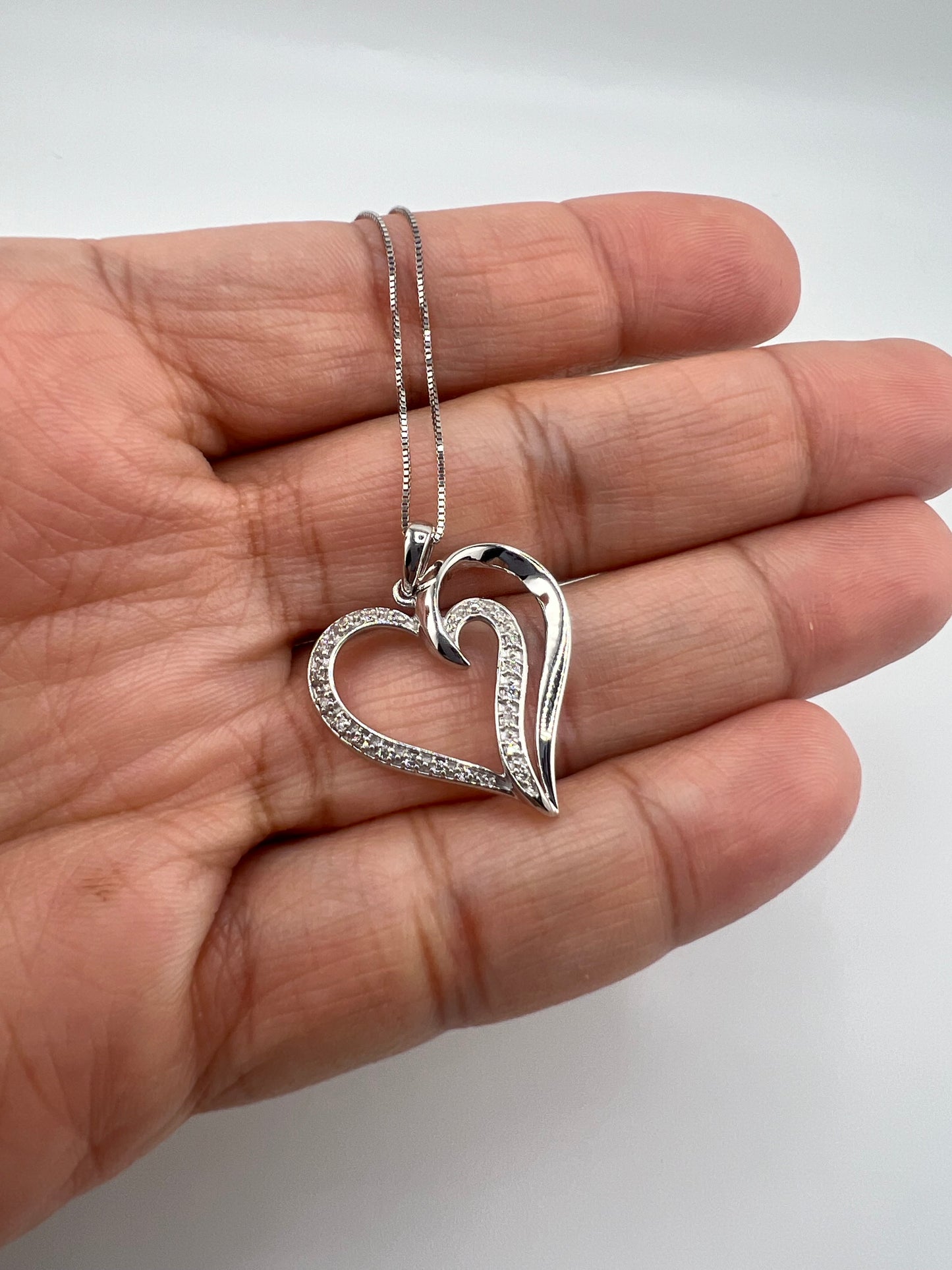 14k white gold heart diamond pendant | 0.10 ct diamond