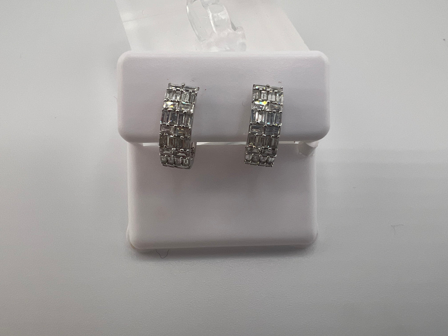 14k gold baguette diamond huggie earrings | 0.89 ct diamonds