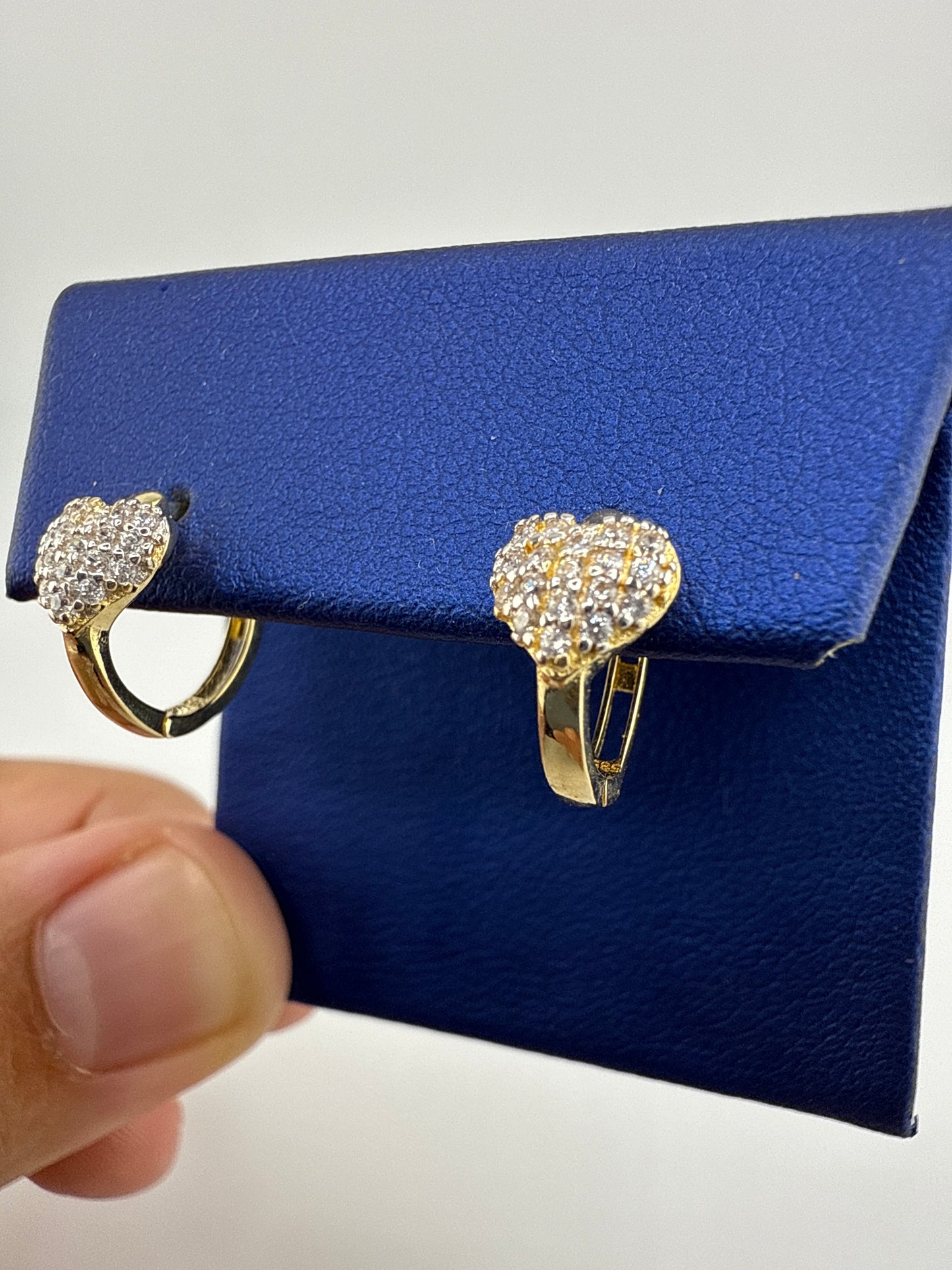 14k yellow gold and zirconia heart huggie earrings