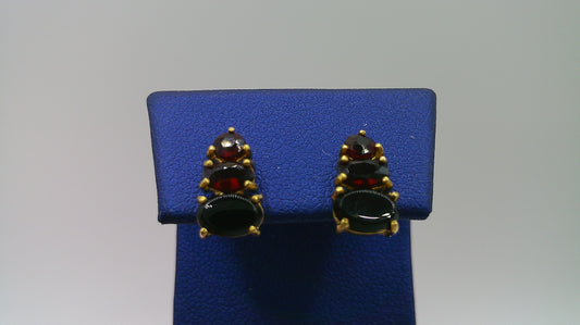 18k yellow gold | ruby | onyx | pushback earring