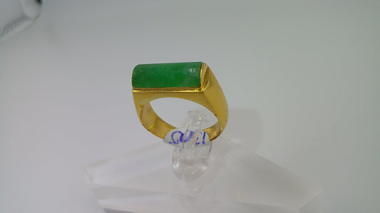 18k gold ring with single jade stone | size 8.5