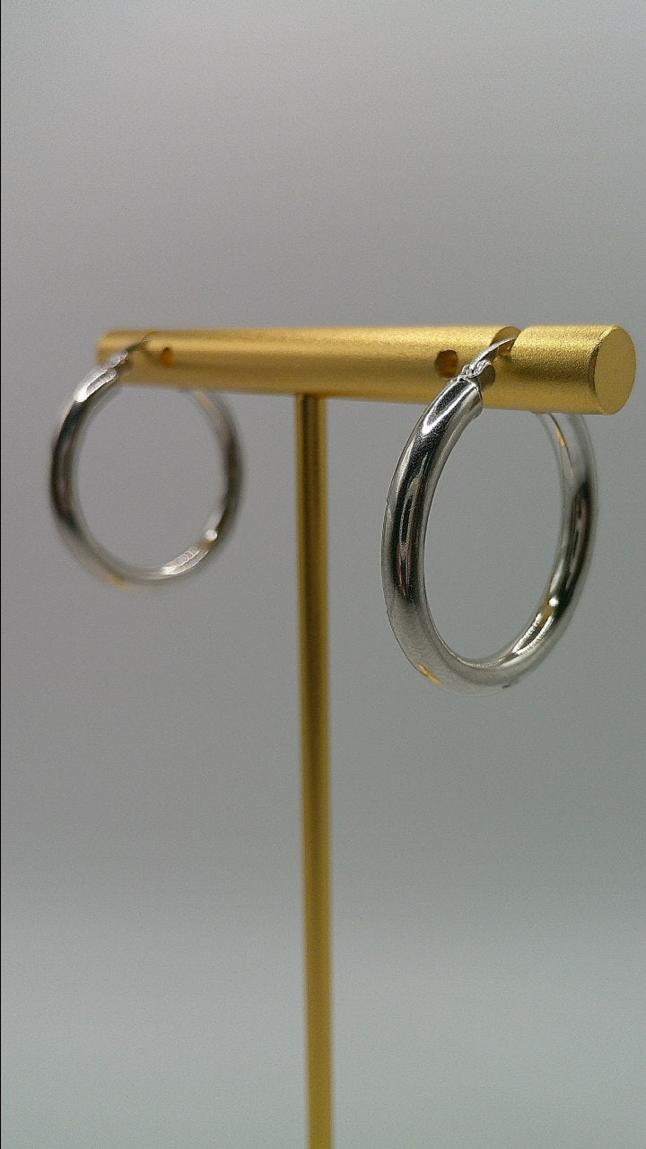 14k white gold | Lightweight classic hoop earring | 2.5mm | 0.75 inch wide