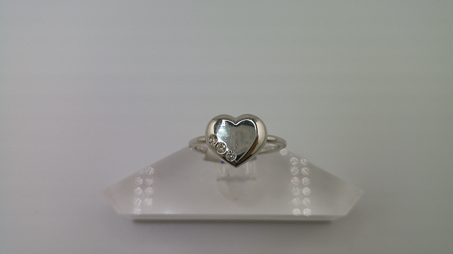 14k white gold | thin band | heart shaped with 3 diamonds | 0.9 ct | size 7.5