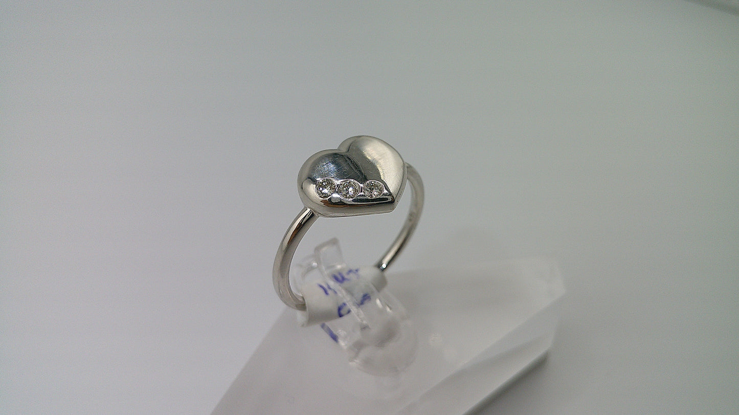 14k white gold | thin band | heart shaped with 3 diamonds | 0.9 ct | size 7.5