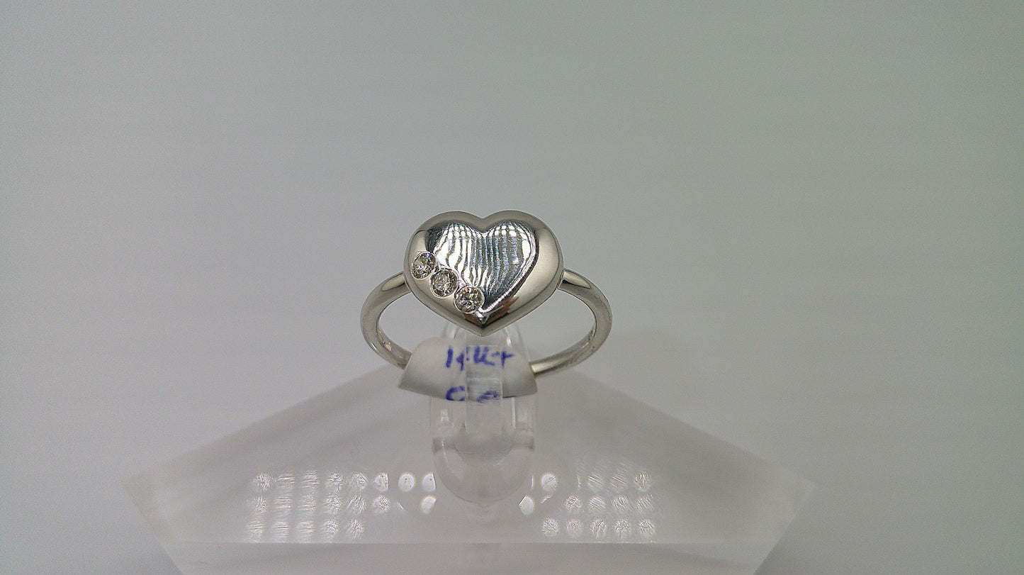 14k white gold | thin band | heart shaped with 3 diamonds | 0.9 ct | size 7.5