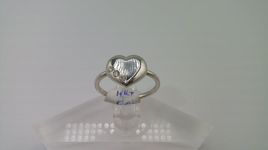 14k white gold | thin band | heart shaped with 3 diamonds | 0.9 ct | size 7.5