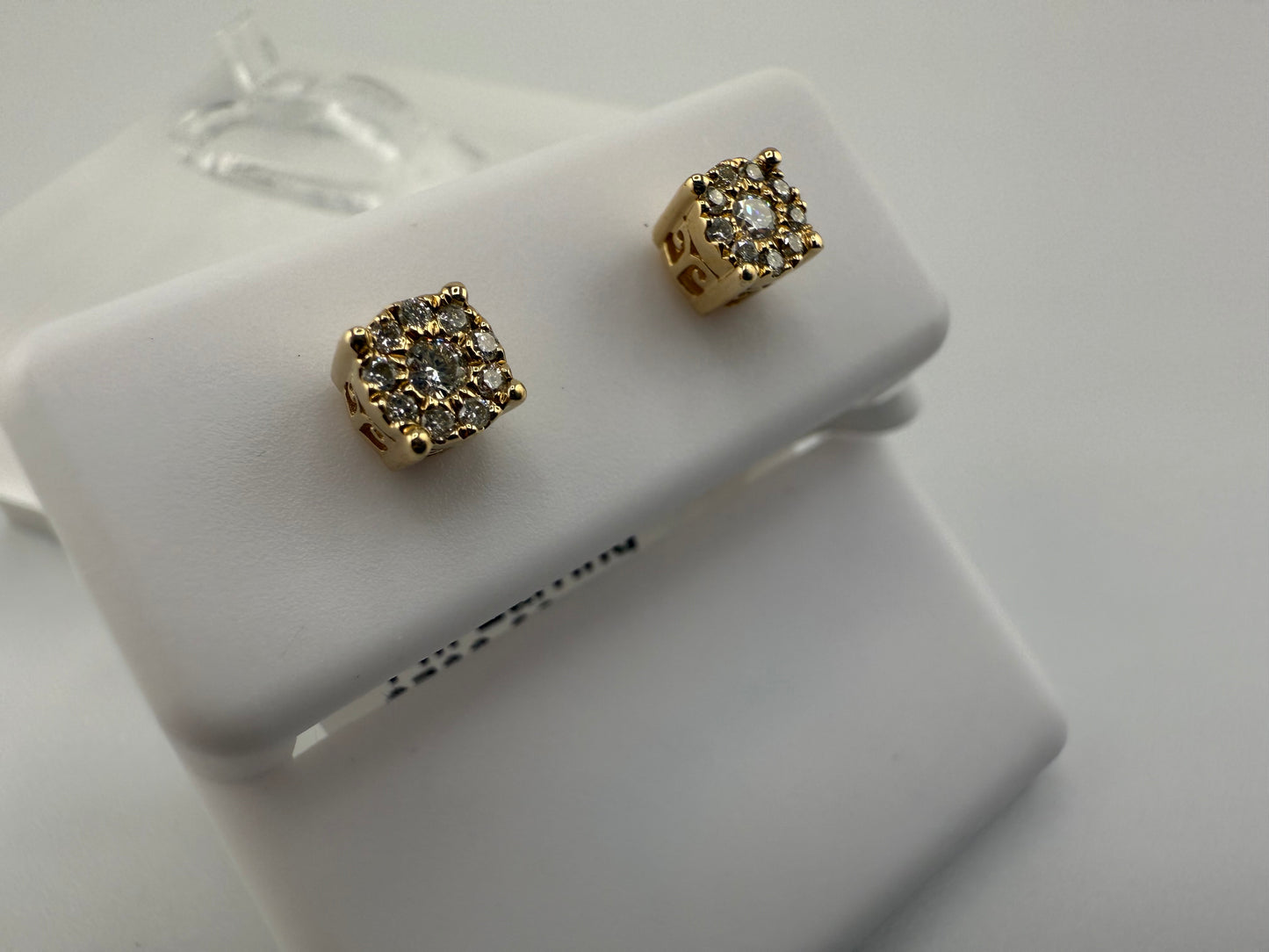 14 gold diamond earrings | 0.18 ct diamonds | screwback