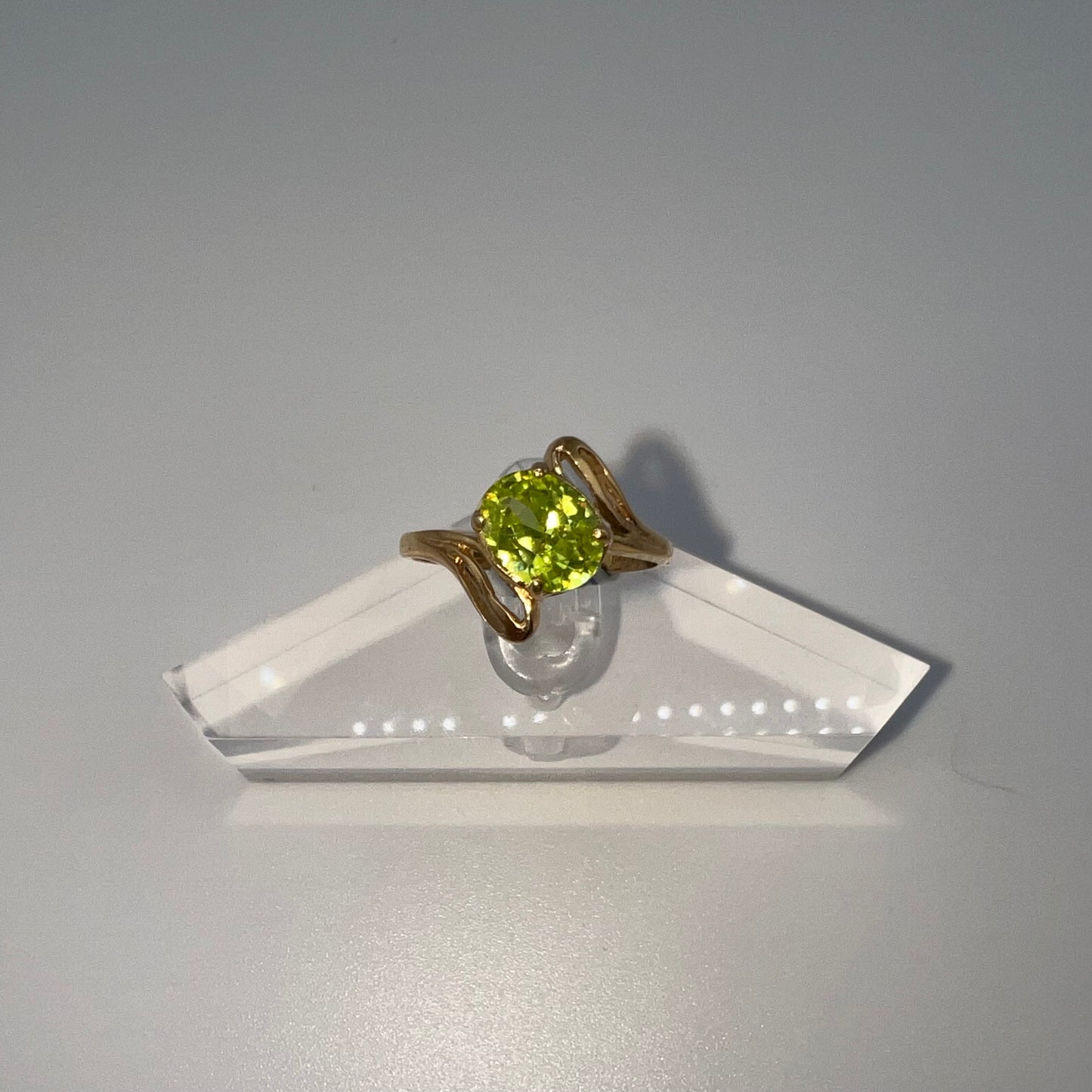 14k gold | peridot green stone | size 7