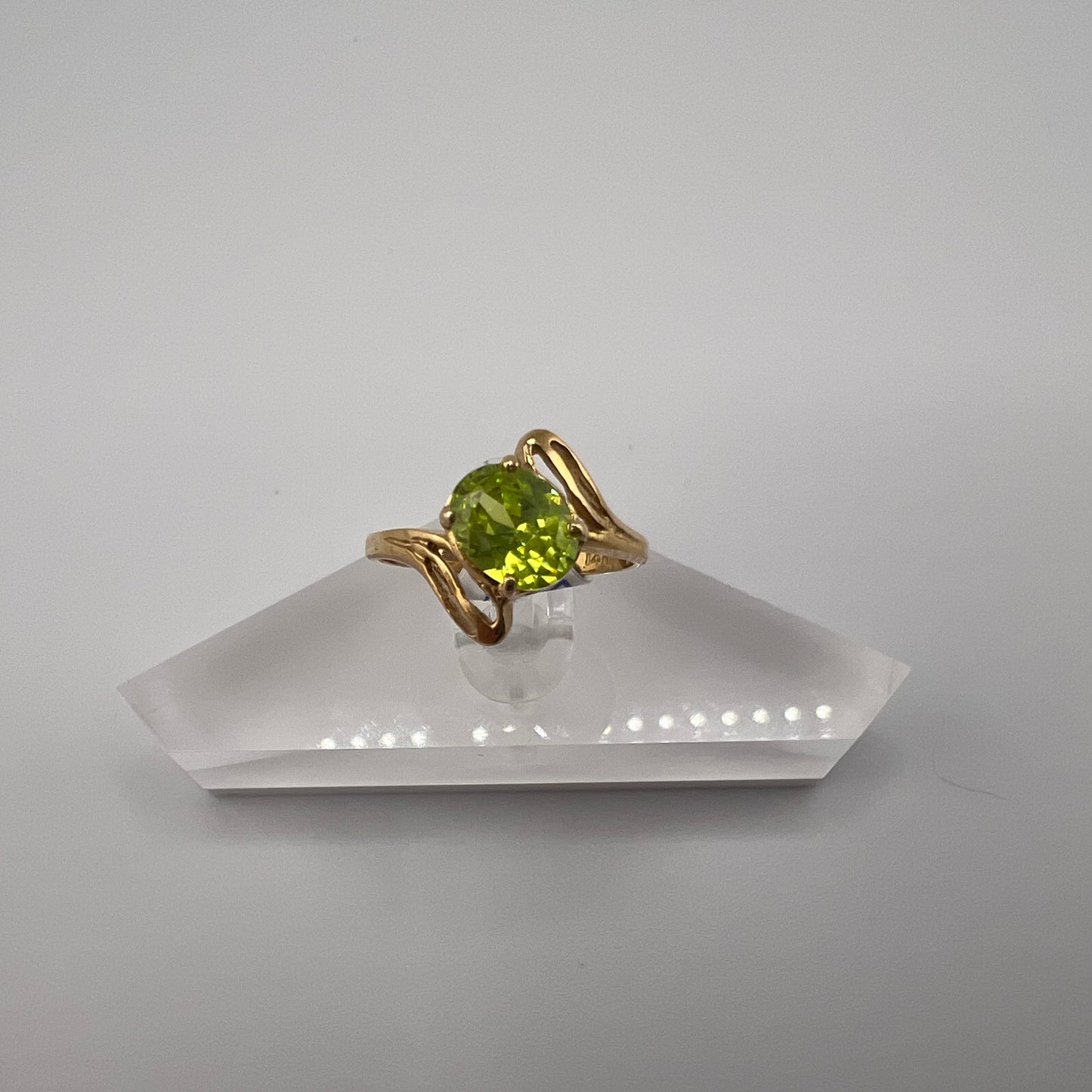 14k gold | peridot green stone | size 7