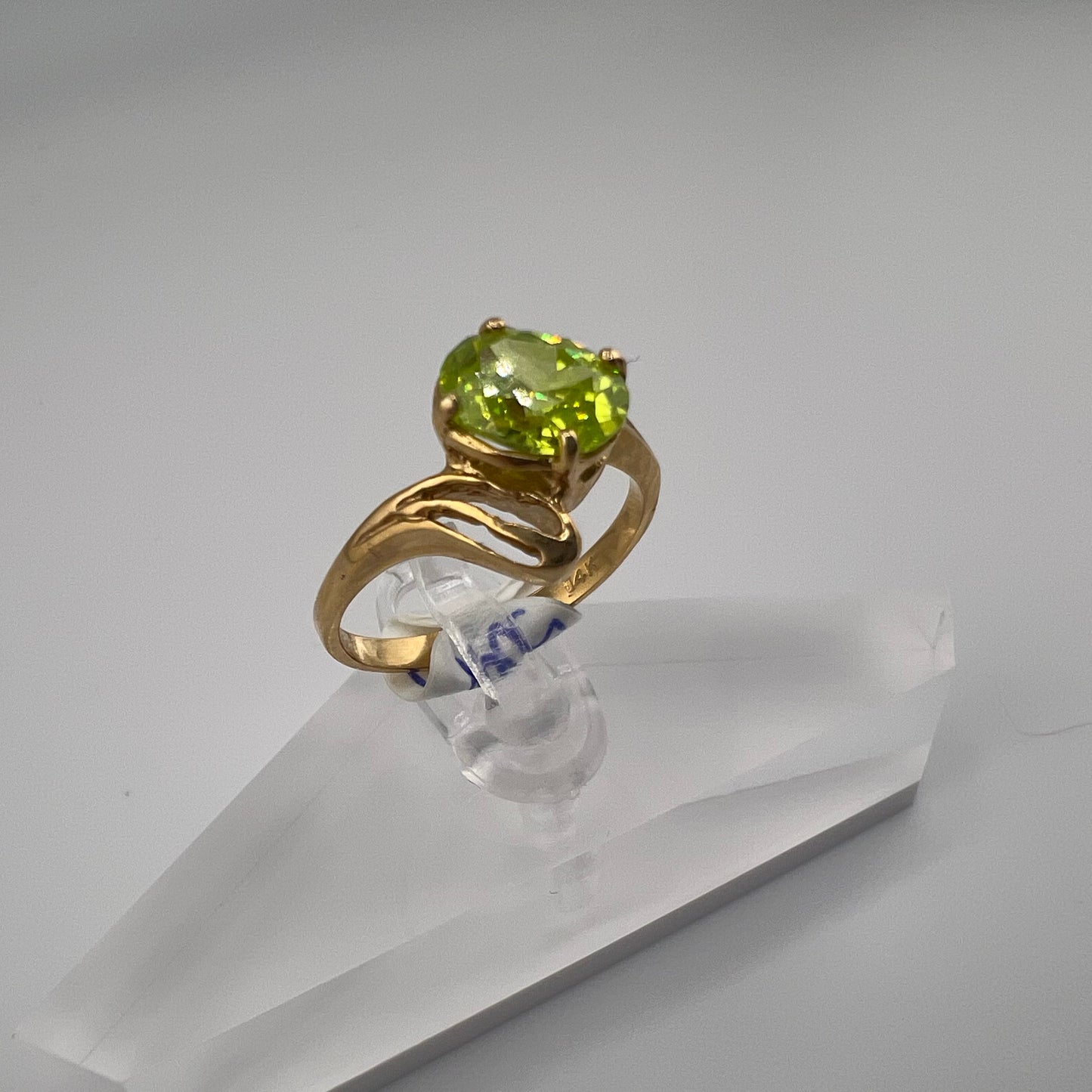 14k gold | peridot green stone | size 7