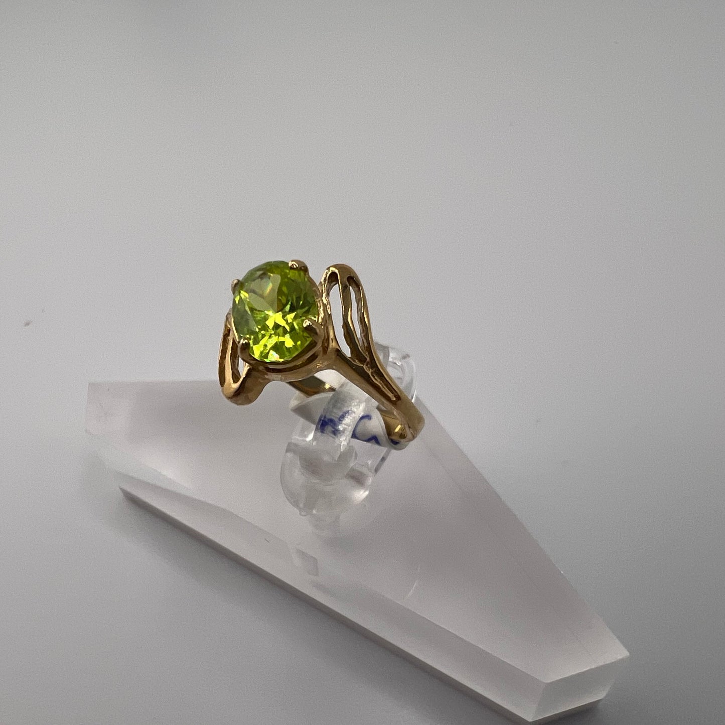 14k gold | peridot green stone | size 7