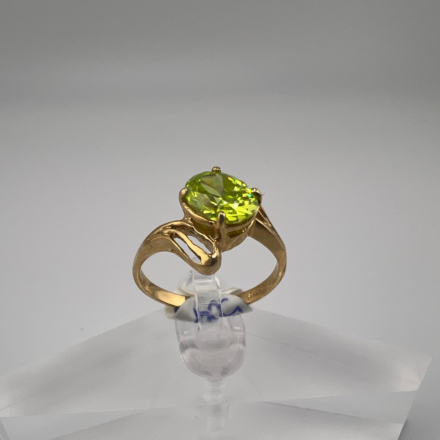 14k gold | peridot green stone | size 7