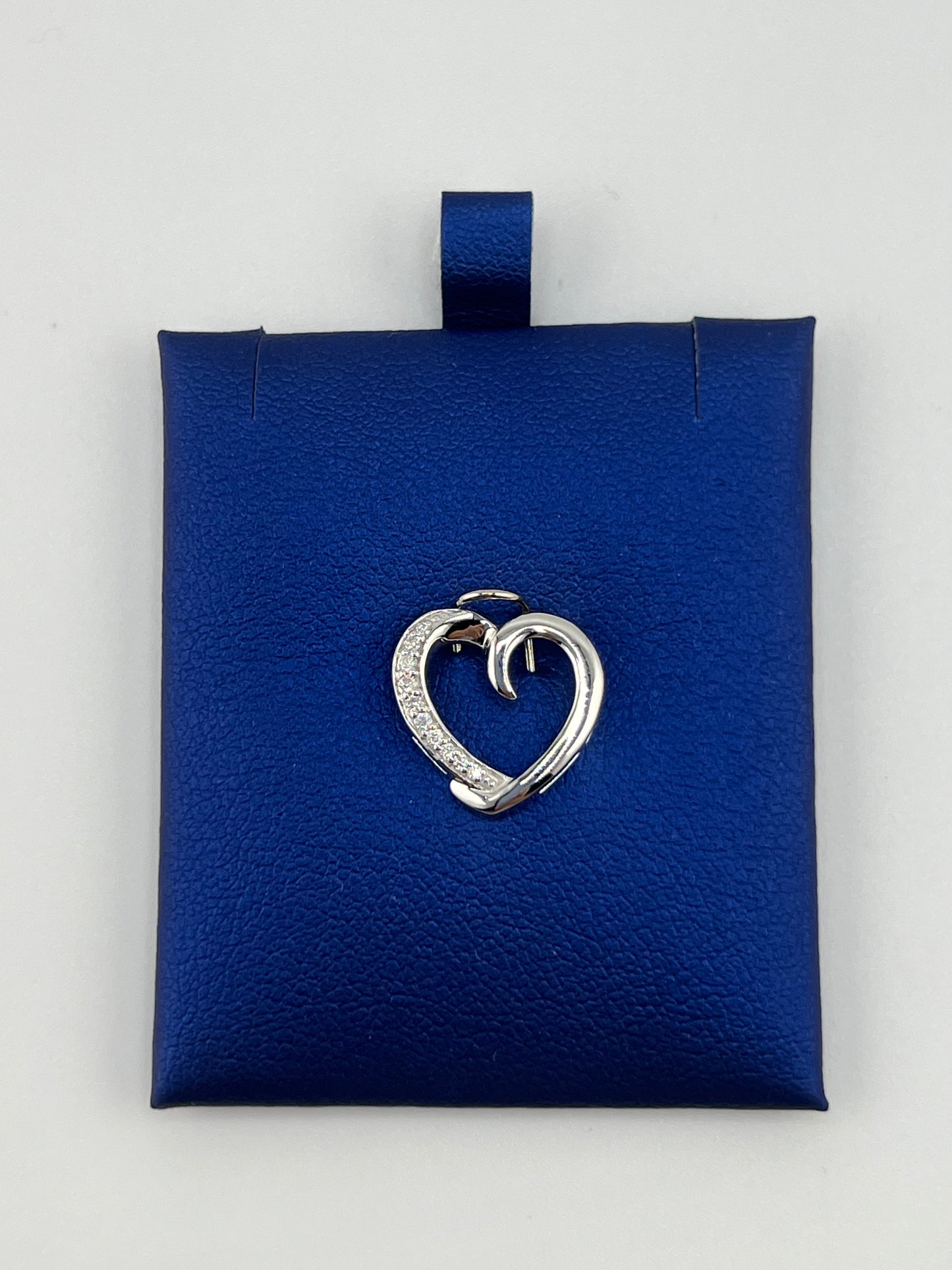 14k white gold heart pendant | 0.06 ct diamond