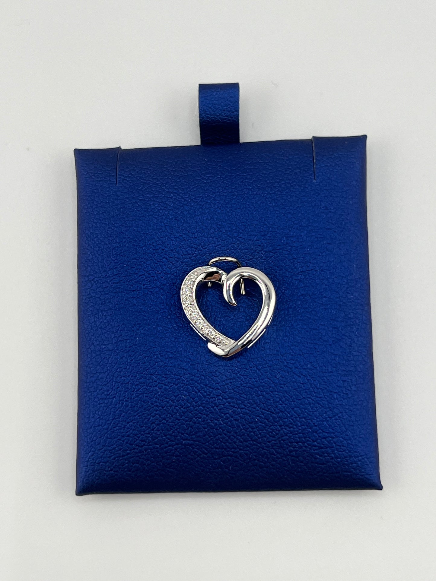 14k white gold heart pendant | 0.06 ct diamond