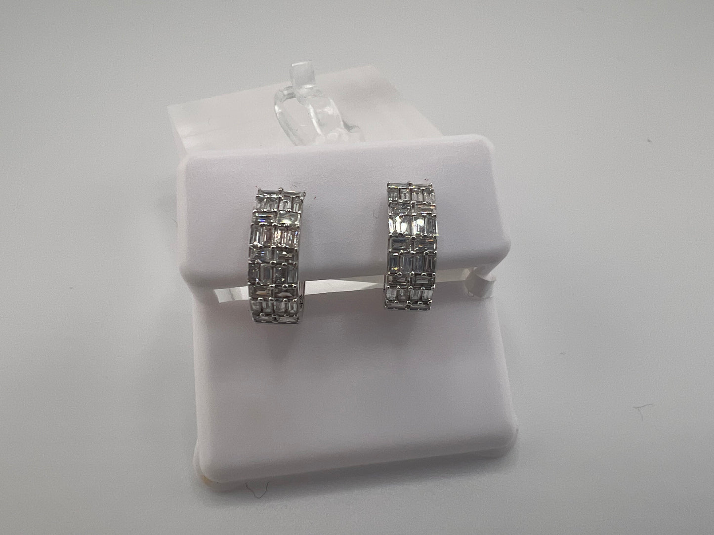 14k gold baguette diamond huggie earrings | 0.89 ct diamonds