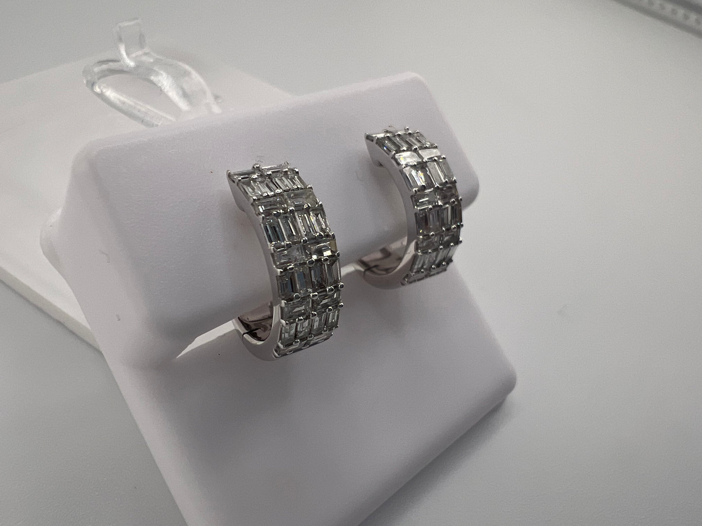 14k gold baguette diamond huggie earrings | 0.89 ct diamonds