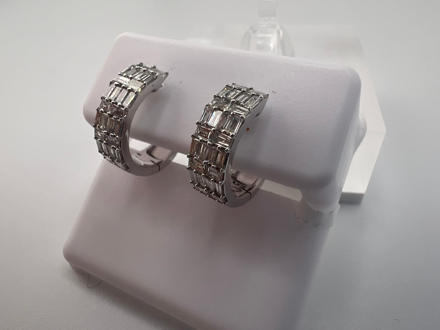 14k gold baguette diamond huggie earrings | 0.89 ct diamonds