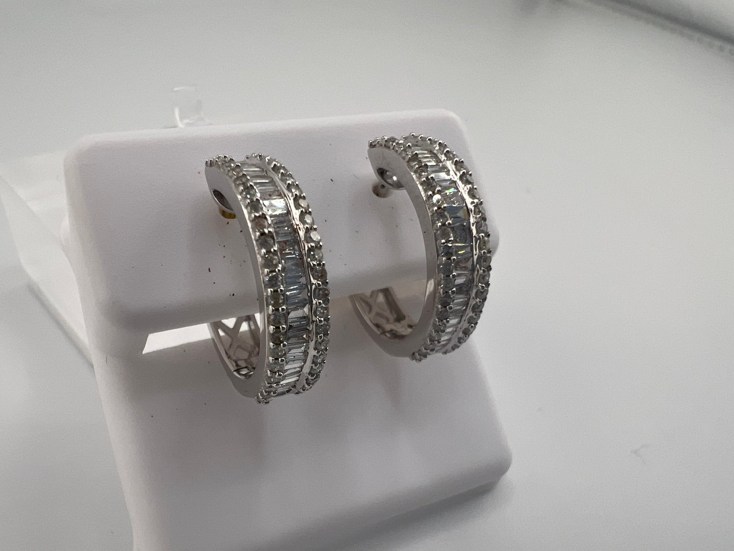 14k gold diamond huggie earrings | 0.83 ct diamonds